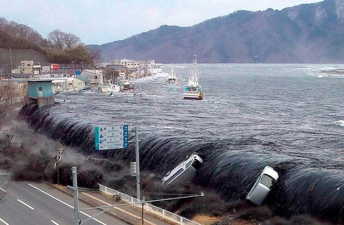 Cơn sóng thần khủng khiếp ập vào Nhật Bản năm 2011, ảnh: Latimes.com.