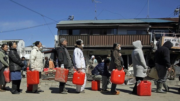 Hình ảnh người dân Nhật Bản kiên nhẫn xếp hàng mua các nhu yếu phẩm sau thảm họa động đất, sóng thần dấy lên niềm khâm phục trong mắt nhân loại. Ảnh: Vincent Yu / AP.