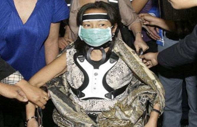 Cựu Tổng thống Philippines Gloria Macaraeg Macapagal-Arroyo bị bắt tại sân bay Manila. Ảnh: Reuters.
