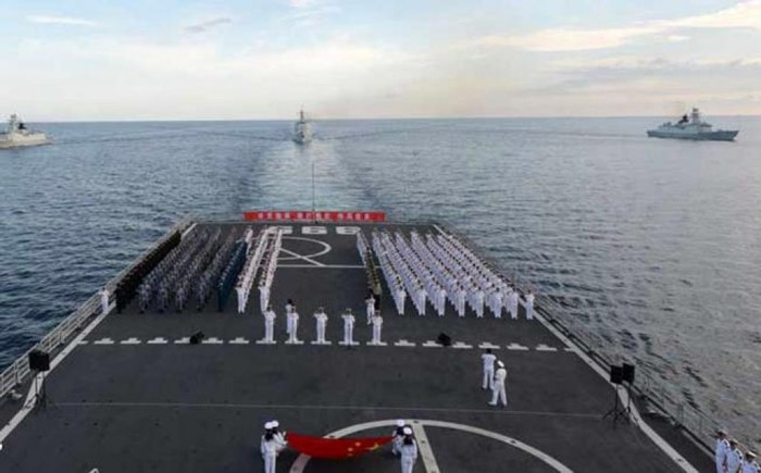 Chiến hạm Trung Quốc đã kéo đến thả neo, chào cờ tuyên bố &quot;chủ quyền&quot; ở bãi cạn James cách bờ biển Malaysia chừng 80 km. Ảnh: SCMP.