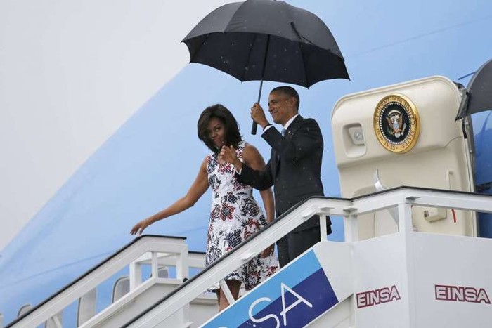 Vợ chồng Tổng thống Barack Obama đặt chân đến Cuba, ảnh: Reuters.