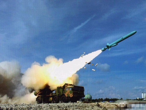 Hình ảnh tên lửa chống hạm YJ-62 được cho là phóng từ bệ phóng đặt trái phép trên đảo Phú Lâm, Hoàng Sa, Đà Nẵng, Việt Nam. Nguồn: Đa Chiều/81.net.