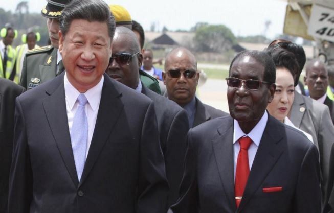 Chủ tịch Trung Quốc Tập Cận Bình và Tổng thống Zimbabwe Robert Mugabe. Ảnh: Reuters.
