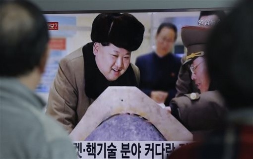 Người dân Hàn Quốc theo dõi thông tin nhà lãnh đạo CHDCND Triều Tiên Kim Jong-un thị sát một căn cứ quân sự, khuyến khích phát triển vũ khí hạt nhân. Ảnh: Ahn Young-joon / AP.