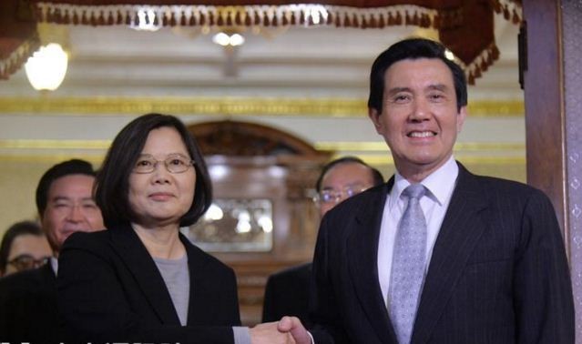 Nhà lãnh đạo Đài Loan Mã Anh Cửu và người kế nhiệm ông, bà Thái Anh Văn, ảnh: CNA.