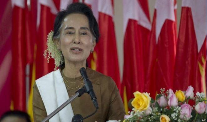 Lãnh tụ NLD Aung San Suu Kyi xin lỗi nhân dân Myanmar vì không trở thành người đứng đầu đất nước, đảm bảo tuân thủ Hiến pháp Myanmar. Ảnh: AP.