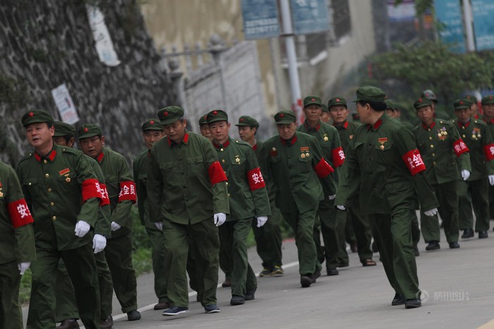 Các cựu binh Trung Quốc tham gia chiến tranh xâm lược toàn tuyến biên giới phía Bắc Việt Nam giai đoạn 1979 - 1989 hôm 28/3 tập trung tảo mộ binh lính Trung Quốc chết trận trong cuộc chiến phi nghĩa này tại Phòng Thành Cảng, Quảng Tây. Ảnh: QQ News.
