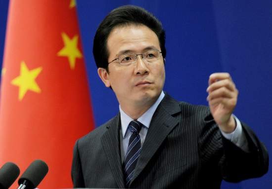 Hồng Lỗi, người phát ngôn Bộ Ngoại giao Trung Quốc. Ảnh: Kyodo / AP.