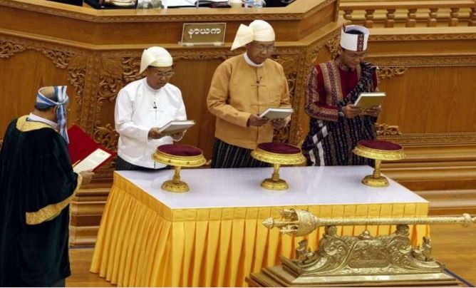 Tân Tổng thống Myanmar Htin Kyaw cùng hai Phó Tổng thống tuyên thệ nhậm chức. Ảnh: EPA.