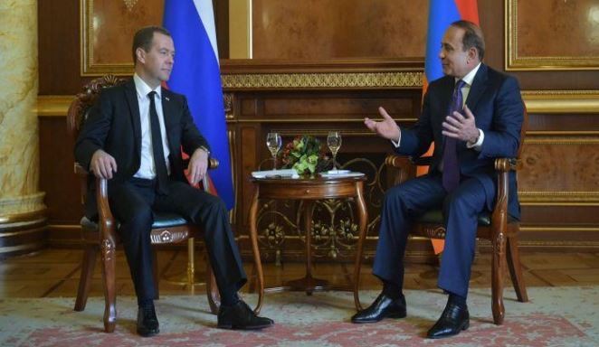 Thủ tướng Nga Dmitry Medvedev và Thủ tướng Azerbaijan Artur Rasizade bàn bạc về việc chấm dứt xung đột tại Nagorno-Karabakh. Ảnh: Sputnik.
