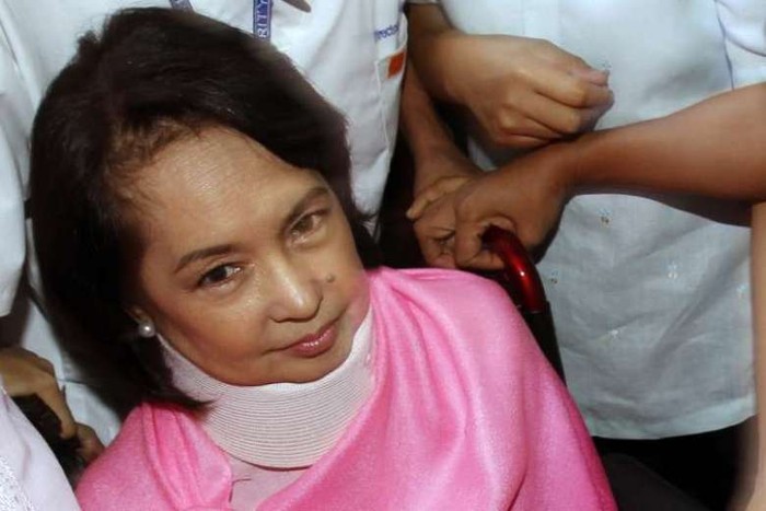 Hình ảnh cựu Tổng thống Phillipines Gloria Macapagal Arroyo ra hầu toà trên xe lăn là hình ảnh tiêu biểu cho hậu quả của việc cướp quyền. Ảnh: EPA.