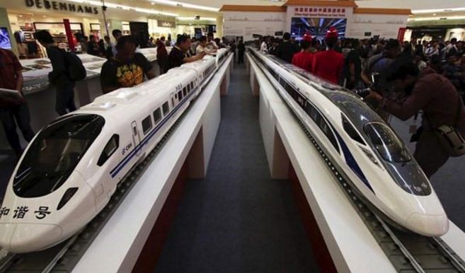 Mô hình tàu hoả cao tốc Trung Quốc (bên phải) đã chiến thắng mô hình của Nhật Bản tại dự án đường sắt cao tốc tại Indonesia. Ảnh: Want China Times.
