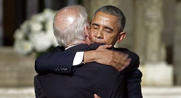 Tổng thống Obama chia sẻ nỗi đau mất con với cấp phó của mình, ông Joe Biden trong tang lễ con trai. Ảnh: us-news.us.