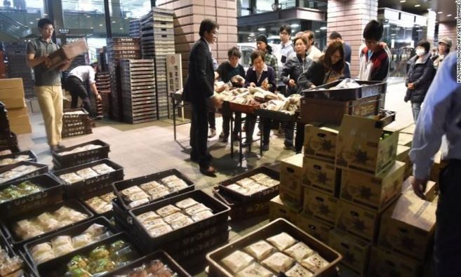 Người dân Nhật Bản trật tự trong việc nhận tiếp tế, hỗ trợ của chính phủ - một hình ảnh nhân văn thường thấy khi xảy ra thảm hoạ tại đất nước này. Ảnh: CNN.
