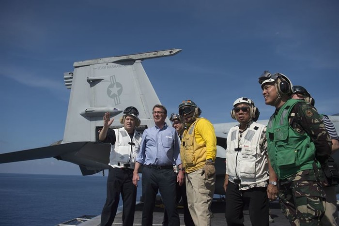 Bộ trưởng Quốc phòng Mỹ Ash Carter và người đồng cấp Philippines Voltaire Gazmin thăm tàu sân bay USS John C. Stennis ở Biển Đông, ảnh: defense.gov.
