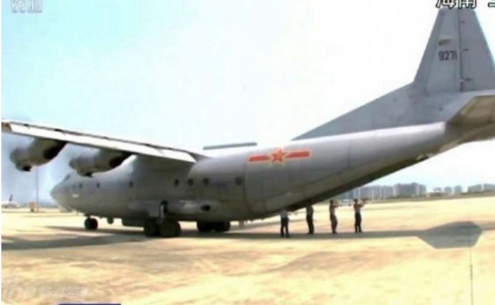 Máy bay quân sự Trung Quốc Y-8 hạ cánh bất hợp pháp xuống Chữ Thập, Trường Sa, ảnh: SCMP.