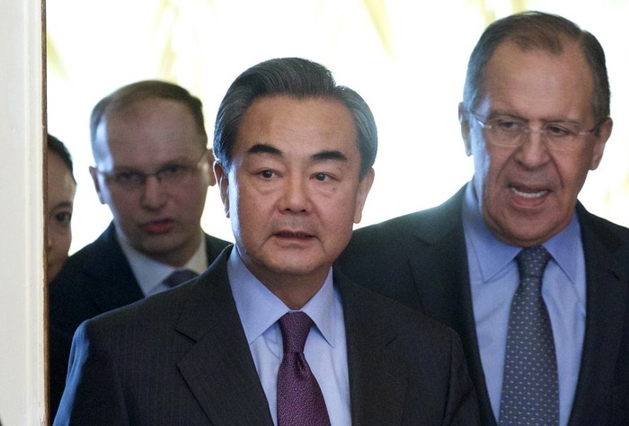 Ngoại trưởng Trung Quốc Vương Nghị và người đồng cấp Nga Sergei Lavrov. Ảnh: abcnews.go.com.