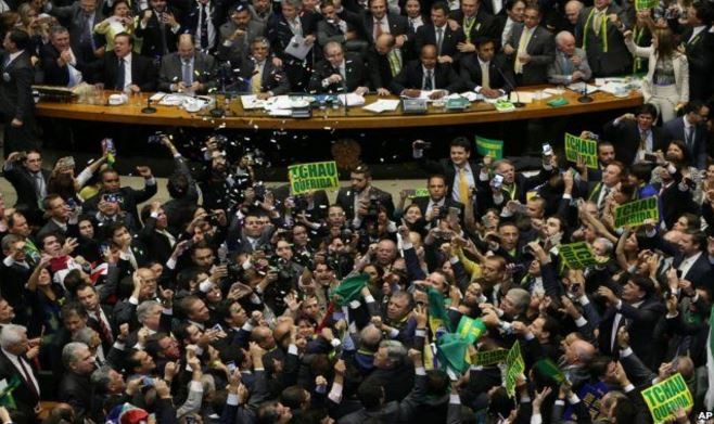 Phe đối lập Brazil đã khai thác sự mâu thuẫn trong việc xây dựng nền dân chủ của Tổng thống Dilma Rousseff để tìm cách phế truất bà. Ảnh: AP.