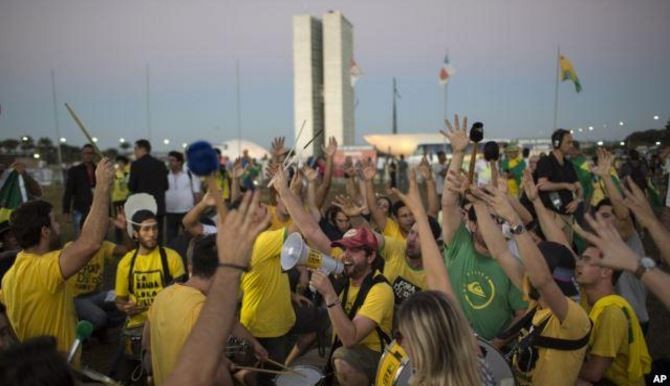 Người biểu tình Brazil chống Tổng thống Rousseff và chính phủ của bà. Ảnh: AP.