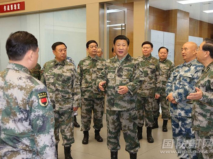 Ông Tập Cận Bình và các tướng Trung Quốc trong quân phục dã chiến tại Trung tâm Chỉ huy Tác chiến liên hợp, ảnh: Bộ Quốc phòng Trung Quốc.