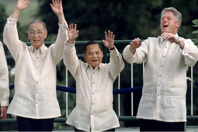 Cố Thủ tướng Thái Lan Banharn Silpa-archa tham dự Hội nghị Thượng đỉnh APEC tại Phillipines năm 1996. Ảnh: yahoo.com.