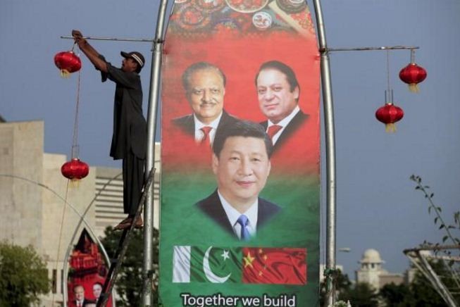 Hình ảnh Chủ tịch Trung Quốc và Tổng thống cùng Thủ tướng Pakistan trên biểu trưng của sự hợp tác Bắc Kinh - Islamabad. Ảnh: Reuters.
