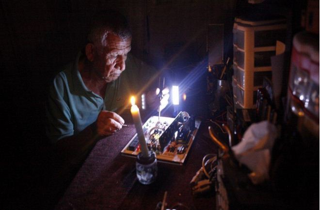 Ngồi trên &quot;túi dầu thế giới&quot; nhưng người dân Venezuela phải thắp sáng bằng đèn sáp – một sự nghịch lý khó tin. Ảnh: EPA.