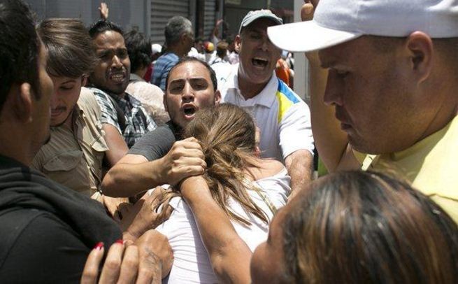 Xung đột, chia rẽ trong xã hội Venezuela sẽ không thể giảm nếu chính phủ không chấm dứt sự phi lý trong chính sách của mình. Ảnh: AP.