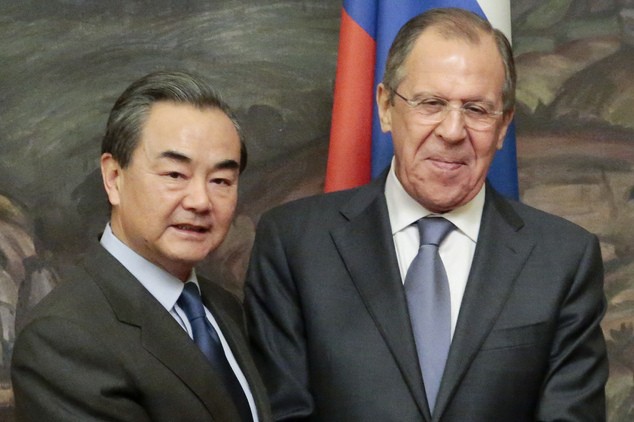 Ngoại trưởng Trung Quốc Vương Nghị và người đồng cấp Nga Sergei Lavrov, ảnh: AP.