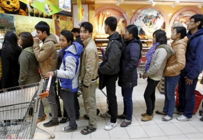 Người tiêu dùng Việt Nam có thể là những “Thượng Đế” được sự phục vụ của hầu hết hàng hoá, dịch vụ của Thái Lan – Trung Quốc trong thời gian tới. Ảnh: Reuters