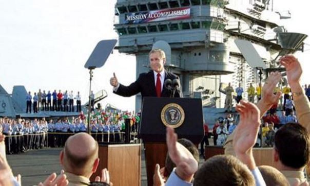 Cựu Tổng thống Mỹ George.W.Bush vui mừng tuyên bố chiến thắng trong cuộc chiến tranh Vùng Vịnh lần thứ 2, ngày 1/5/2003. Ảnh: AP.