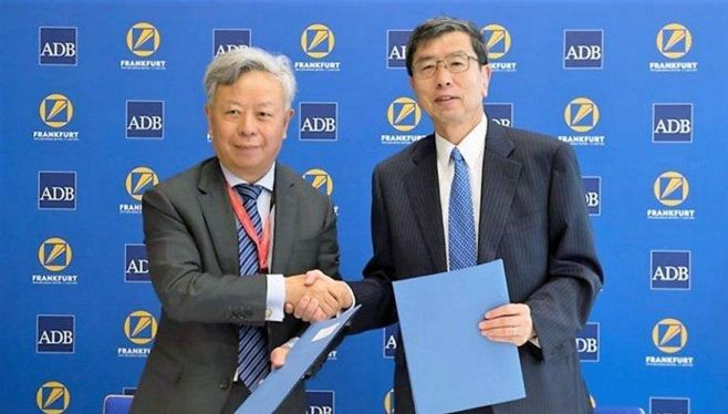 Chủ tịch Ngân hàng Đầu tư Cơ sở hạ tầng Châu Á (AIIB) Jin Liqun và Chủ tịch Ngân hàng Phát triển Châu Á (ADB) Takehiko Nakao. Nguồn ảnh: ADB.