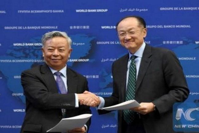 Chủ tịch Ngân hàng Đầu tư Cơ sở hạ tầng Châu Á (AIIB) Jin Liqun và Chủ tịch Ngân hàng Thế giới (WB) Jim Yong Kim. Ảnh: Tân Hoa Xã.