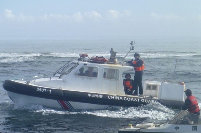2 tàu Cảnh sát biển Trung Quốc quây tàu cá Philippines trên Biển Đông, ảnh: spokesman.com.