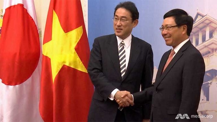 Ngoại trưởng Nhật Bản Fumio Kishida và Phó Thủ tướng - Bộ trưởng Ngoại giao Phạm Bình Minh, ảnh: Media Corp / Channel News Asia.