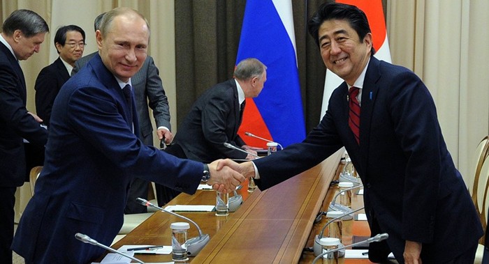 Tổng thống Nga Vladimir Putin và Thủ tướng Nhật Shinzo Abe. Ảnh: AP.