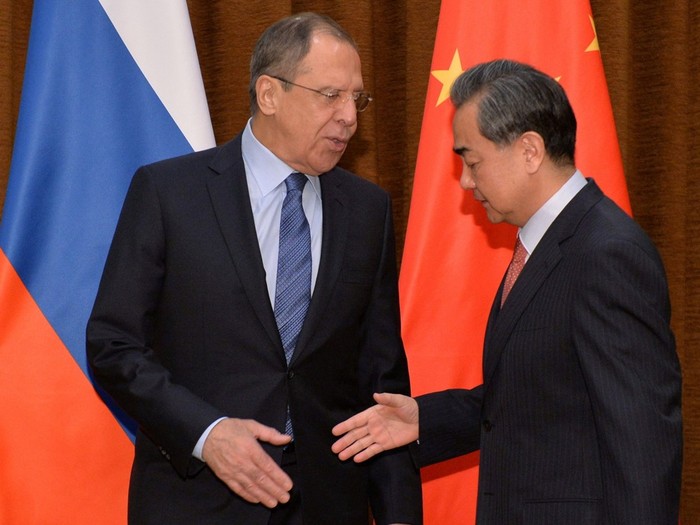 Ngoại trưởng Nga Sergei Lavrov và người đồng cấp Vương Nghị, ảnh: Reuters.