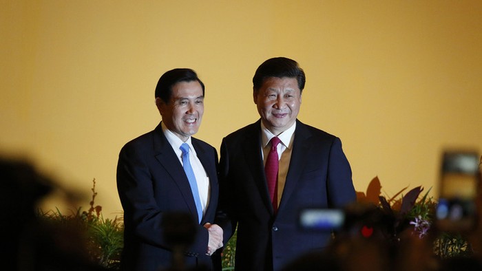 Ông Mã Anh Cửu và ông Tập Cận Bình gặp nhau trên cương vị Chủ tịch Quốc Dân đảng và Tổng bí thư đảng Cộng sản Trung Quốc tại Singapore tháng 11/2015. Ảnh: tibetanreview.net.
