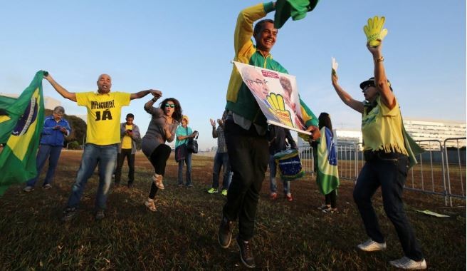 Người dân Brazil vui mừng khi Tổng thống Rousseff bị luận tội – hình ảnh cho thấy nhiệm vụ bà Rousseff là đoàn kết xã hội, chứ không phải cay cú với đối thủ của mình. Ảnh: BBC.
