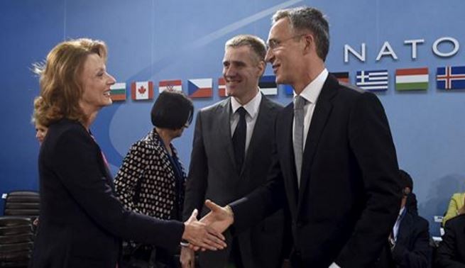 Các quan chức Montenegro và NATO. Ảnh: Reuters.