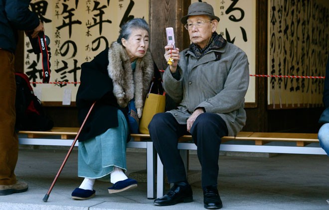 “Dân số già” ngày càng tăng là một rào cản không dễ vượt qua của kinh té – xã hội Nhật Bản. Ảnh: tofugu.com.