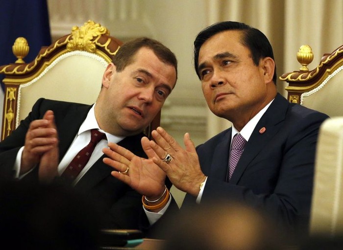 Thủ tướng Nga Dmitry Medvedev và Thủ tướng Thái Lan Prayut Chan-o-cha. Ảnh: khaosodenglish.com.
