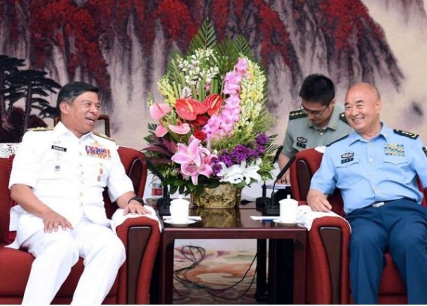 Ông Hứa Kỳ Lượng tiếp Tư lệnh Hải quân Myanmar. Ảnh: SCMP.