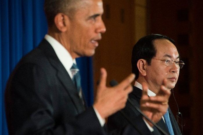 Tổng thống Barack Obama và Chủ tịch nước Trần Đại Quang trong phiên họp báo chung, ảnh: CNN.