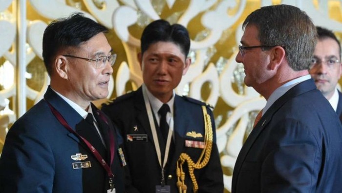 Ông Tôn Kiến Quốc và Bộ trưởng Ash Carter bên lề Đối thoại Shangri-la năm ngoái, ảnh: SCMP.