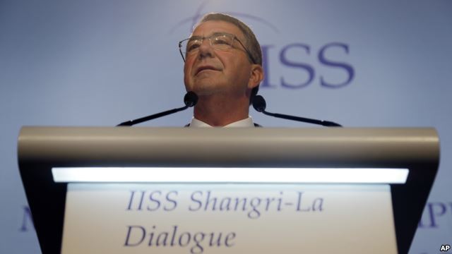 Bộ trưởng Quốc phòng Hoa Kỳ Ash Carter phát biểu tại Đối thoại Shangri-la năm nay. Ảnh: AP.