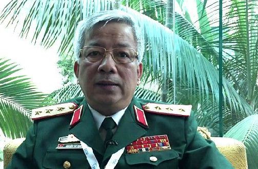 Thượng tướng Nguyễn Chí Vịnh trả lời báo chí quốc tế bên lề Đối thoại Shangri-la lần thứ 15, ảnh: BBC.