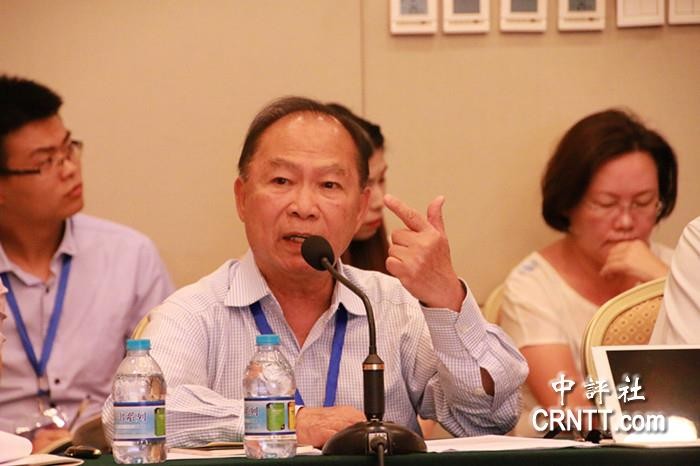 Giáo sư Nguyễn Mạnh Hùng (giữa), ảnh: CNRTT.