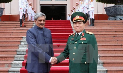 Bộ trưởng Quốc phòng Ngô Xuân Lịch và Bộ trưởng Quốc phòng Ấn Độ Manohar Parrikar tại Hà Nội. Ảnh: TTXVN.