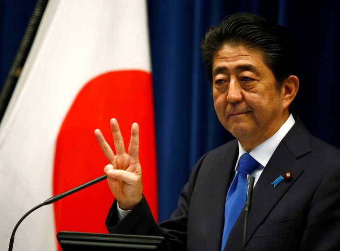 Thủ tướng Abe đã tìm ra công cụ để thúc đẩy Abenomics. Ảnh: Reuters / The Japan Times.